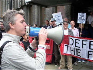 Glenn Kelly addresses a lobby of Unison HQ against his three year ban, photo Alison Hill