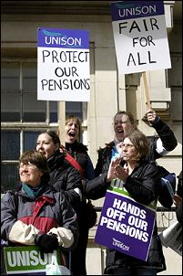 Public sector workers strike to defend their pension