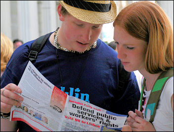 Socialist Party leaflet gets attention in the campaign for a No vote in the referendum of the Lisbon Treaty, photo Paul Mattsson