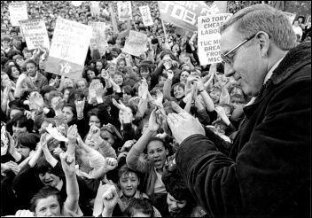 Terry Fields addressing a demonstration in support of Liverpool City Council in the 1980s, photo Socialist Party