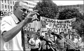 Terry Fields addressing an Fire Brigades Union lobby in London in 1989, photo Steve Gardiner