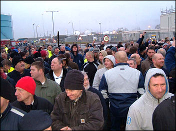 Lindsey refinery: workers show their strength, photo Keith Gibson