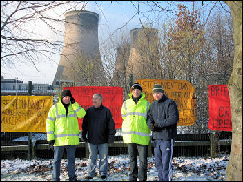 Construction workers picketing Fiddlers Ferry power station, photo Bunke / Ford 