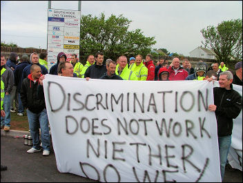 Workers strike at South Hook construction site in Wales, photo Dave Reid