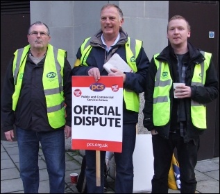 Pickets in Bristol, PCS strike, 20.3.13, photo by Tom Baldwin