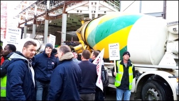 Ucatt mass picket outside Nova Square construction site, Victoria, London, 7.11.14, photo by Rob Williams