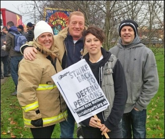 Reinstate Ricky Matthews! Aylesbury FBU demo, 09.12.14, photo by Neil Cafferky