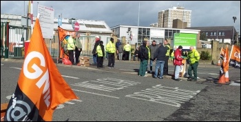 Barking and Dagenham bin workers on an 8 day strike 6-5-15, photo by Pete Mason