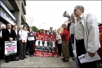 Jeremy Corbyn addressing  UCU strikers and supporters