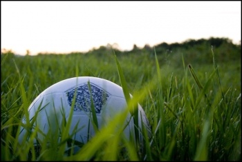 Football sport grass ball evening Katie Brady (Creative Commons), photo Katie Brady (Creative Commons)