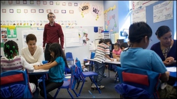 Teacher primary school classroom US Department of Education (Creative Commons), photo US Department of Education (Creative Commons)