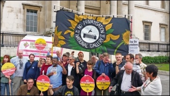 Strikers at the National Gallery go all-out, August 2015, photo by Socialist Party