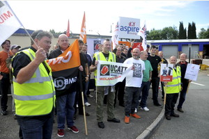 Aspire Housing workers; previous strike action, photo by Andy Bentley