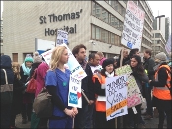 St Thomas' hospital: Big support from passing traffic on Westminster Bridge especially bus drivers , photo Paula Mitchell