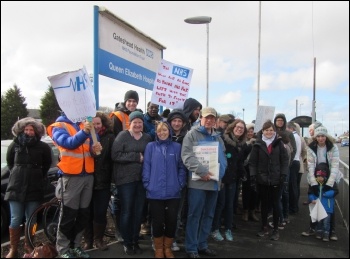 Gateshead, junior doctors' picket, 26.4.16, photo by Elaine Brunskill