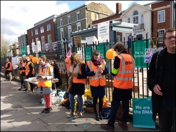 Maudsley doctors' picket line, 27.4.16, photo James Ivens