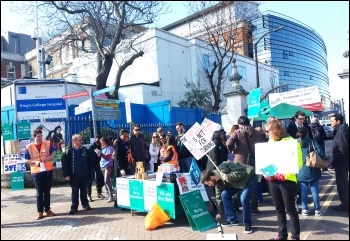 King's College Hospital doctors' picket, 27.4.16, photo by James Ivens