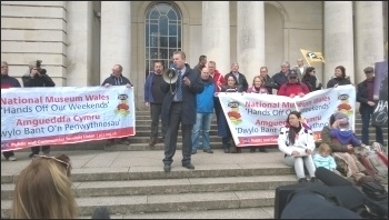 Mark Serwotka addressing the strikers, National Museum Wales, 28.4.16, photo by Dave Reid