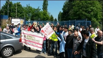 Picket line at Pennine Foods photo Alistair Tice