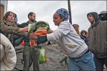 Volunteers in Calais distributing aid to refugees, photo Paul Mattsson