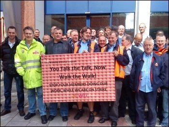 Postal workers protest against scabbing managers, photo Bob Severn