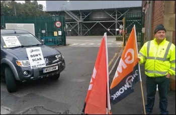 Sheffield bin strikers protesting against use of scab labour, 22.10.16, photo by Alistair Tice