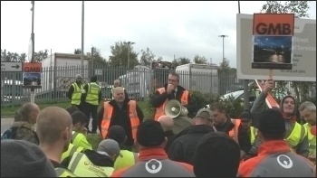 Sheffield bin workers on strike, supported by the Socialist Party, 27.10.16, photo A Tice