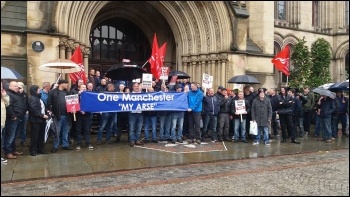 Mears maintenance workers'; strike, 15.5.17, photo Becci Heagney