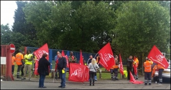 Birmingham bin workers on strike, photo by Ian Leech