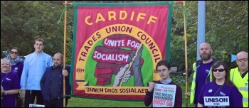 Picket line, photo Dave Reid