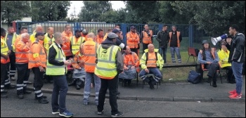 West Midlands FBU chair and Socialist Party member Dave Pitt (right) gives firefighters' solidarity to striking Birmingham bin workers, August 2017