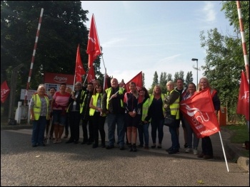 Castleford picket line 21 August, photo Iain Dalton