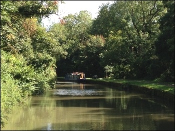 Moving a narrowboat