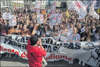 Sindicato de Estudiantes marching against PP attacks on education, photo Sindicato de Estudiantes