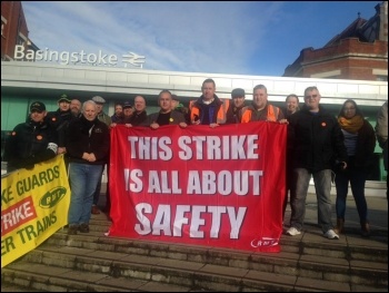 RMT pickets at Basingstoke, against DOO, 10.11.17, photo Nick Chaffey