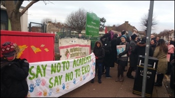 Pickets at Avenue School, 14.12.17, photo by James Ivens