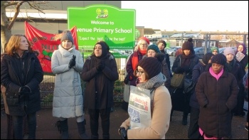 Pickets at Avenue School, 14.12.17, photo by James Ivens