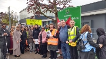 Strikers and supporters chanting, Avenue school 24.4.18, photo by James Ivens