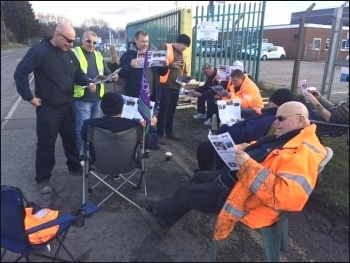 FCC strikers reading the Hull Socialist strike bulletin, photo Phil Culshaw