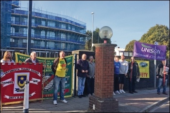 RMT strikers on the Fratton picket line, 15.9.18, photo by Nick Chaffey