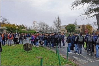 School students in Carmaux, France, blockade their lycée against attacks on education, 7.12.18