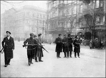 Armed workers' militia controlling a street in Berlin during the January 1919 revolution, photo Bundesarchiv, Bild 146-1976-067-30A/CC-BY-SA 3.0/CC