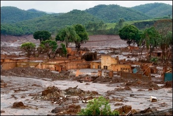 The earlier collapse of the Bento Ridrigues dam, 2015, photo by Senado Federal/CC