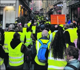 Gilets jaunes on the move in Nice, photo Aeroceanaute/CC