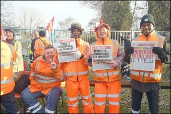 Birmingham bin workers on strike, supported by the Socialist newspaper, photo by Corinthia Ward