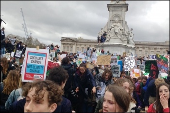 Youth climate strikers outside Buckingham Palace, 15.3.19, photo by James Ivens