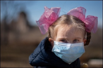 Child wearing a mask. Vperemen.com/CC