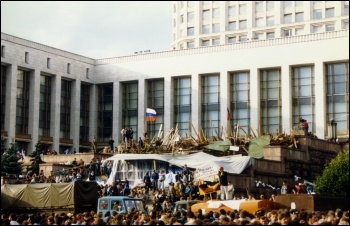 August 1991 coup - outside the White House Moscow, photo David Broad/CC August 1991 coup - outside the White House Moscow, photo David Broad/CC