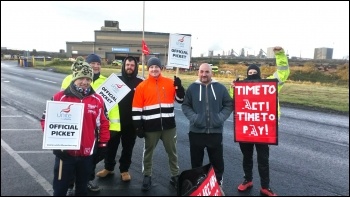 Scaffolders walk out on 4 October, photo Alistair Tice