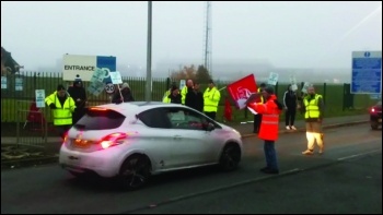 Scaffs pickets explaining to drivers the reason for strikes